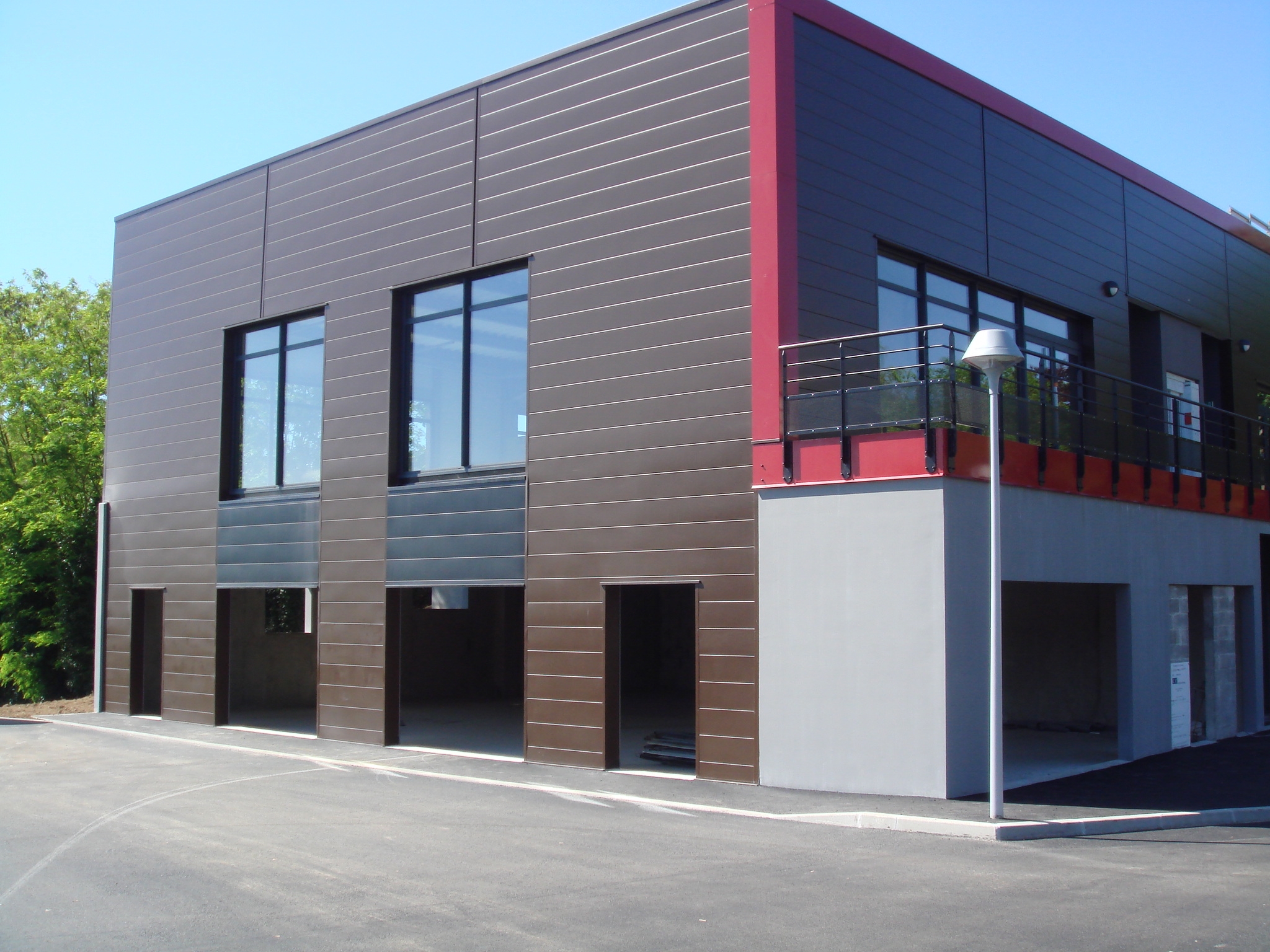 LOCAUX COMMERCIAUX MULTI-ACTIVITES