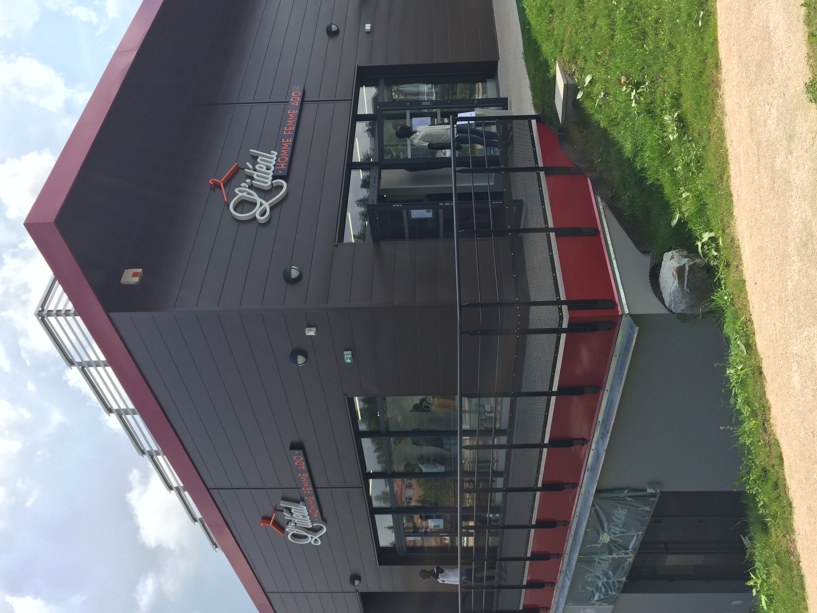 LOCAUX COMMERCIAUX MULTI-ACTIVITES