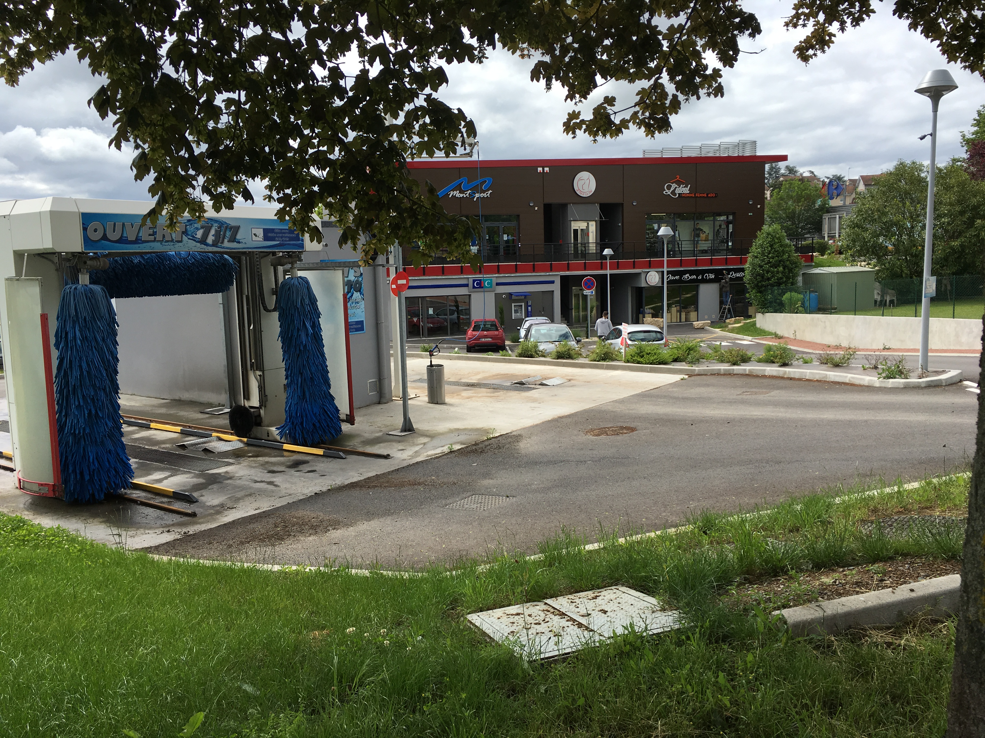 LOCAUX COMMERCIAUX MULTI-ACTIVITES